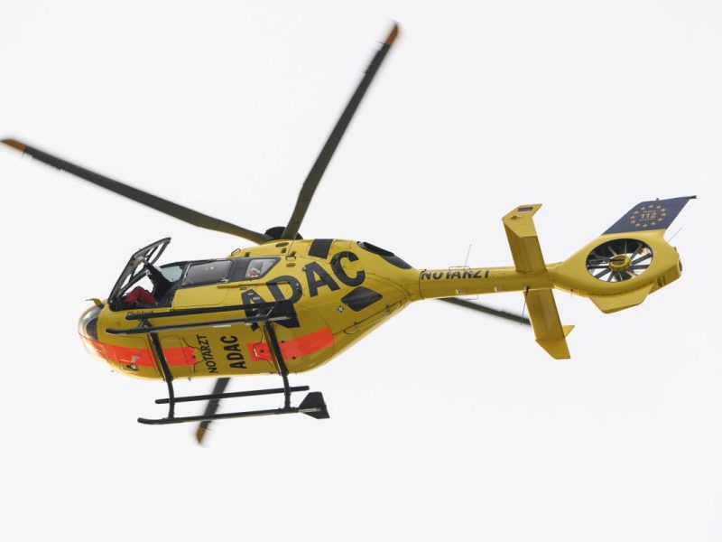 Rettungshubschrauber vom ADAC fliegt