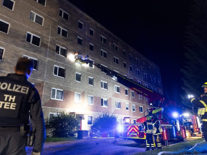 Suhl in Thüringen: Einsatzkräfte befreien Anwohner mithilfe von Drehleitern.