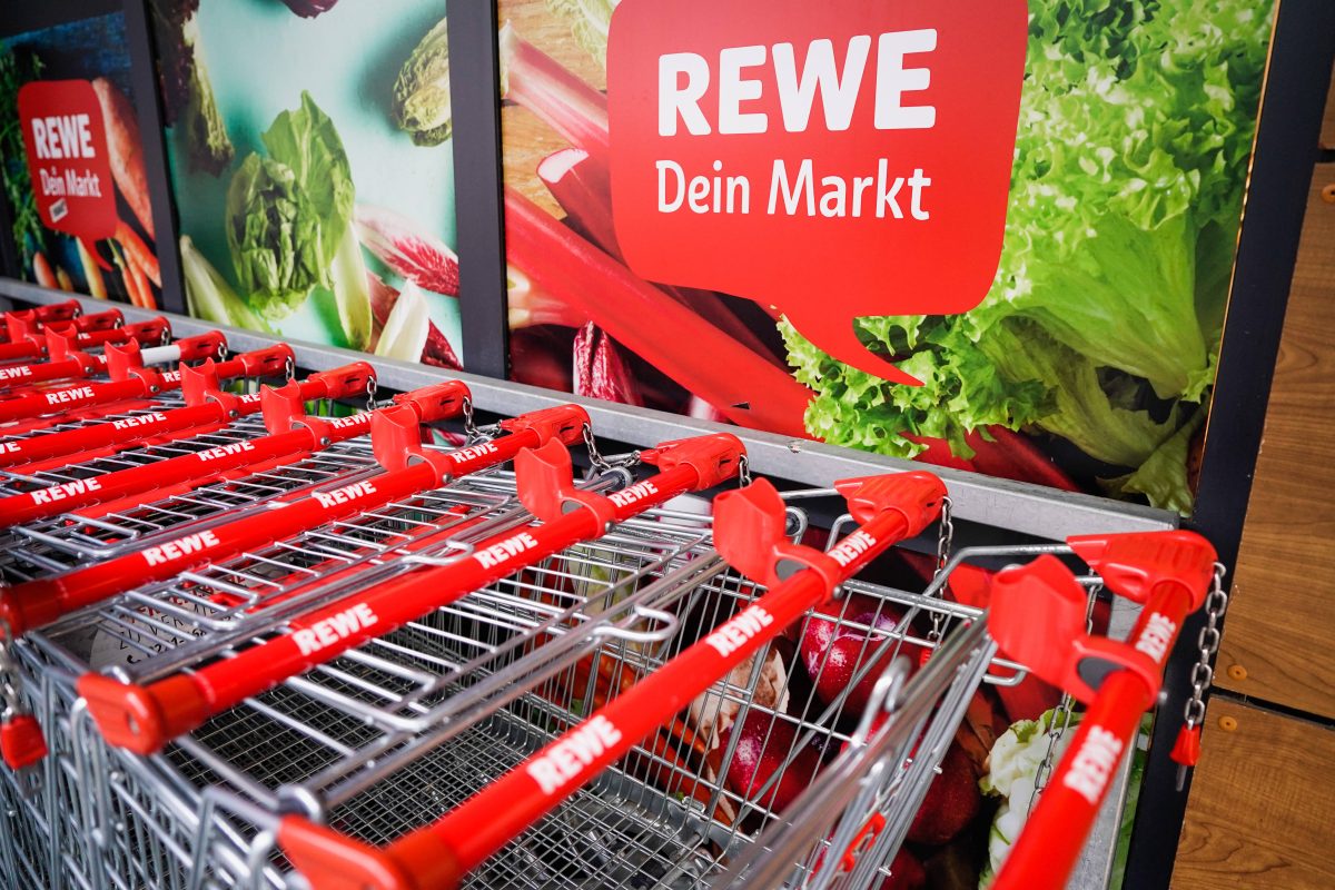 Rewe Logo und Einkaufswagen