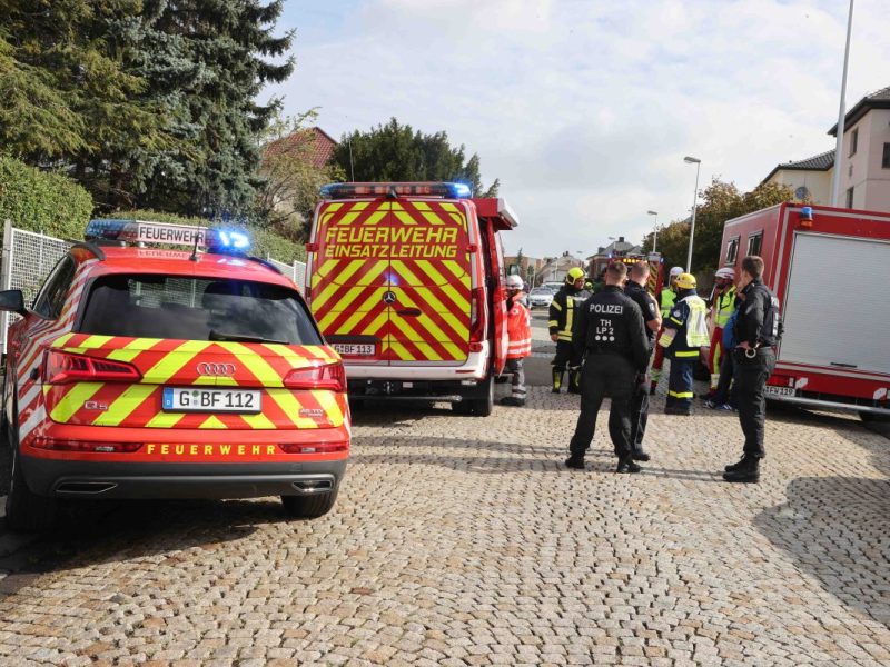 Feuerwehr, THW, Katastrophenschutz und Polizei sind in der Franz-Mehring-Straße in Gera im Einsatz.