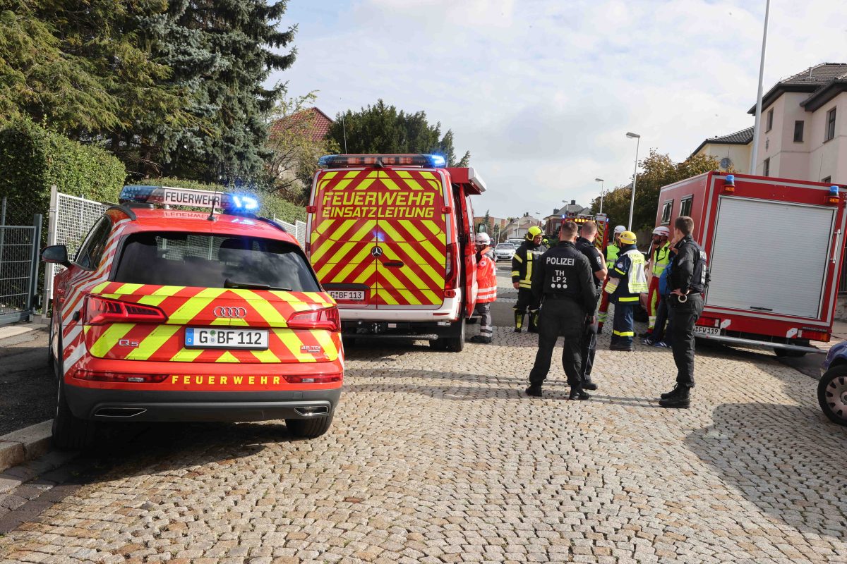Feuerwehr, THW, Katastrophenschutz und Polizei sind in der Franz-Mehring-Straße in Gera im Einsatz.