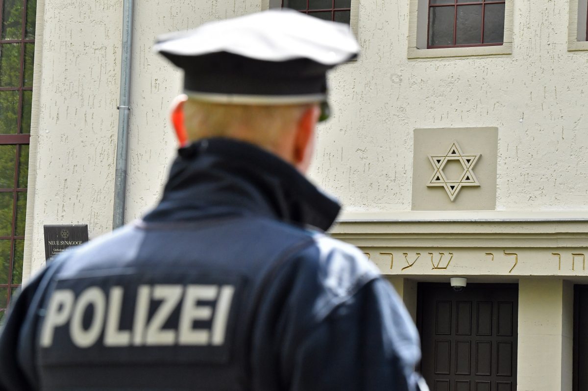 Ein Polizist steht vor dem Eingang zur Neuen Synagoge in Erfurt.