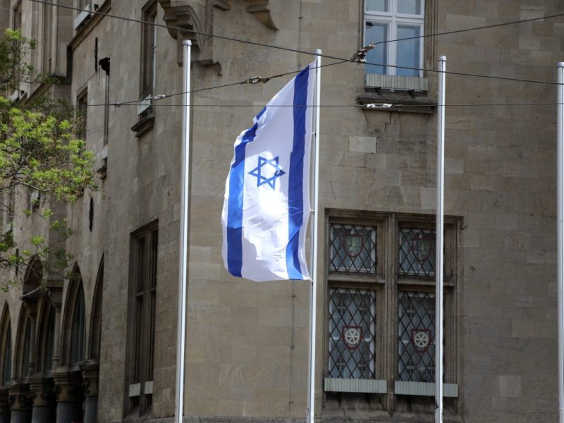 Unbekannte haben die Israel-Flagge vor dem Rathaus in Erfurt geklaut. Die Aktion könnte ein Fall für den Staatsschutz werden.