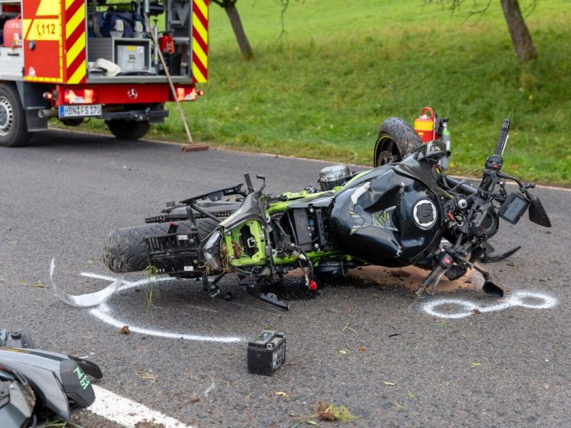 Ein Motorradausflug durch Thüringen nahm für einen 64-Jährigen kein gutes Ende. Er kämpft im Krankenhaus um sein Leben.