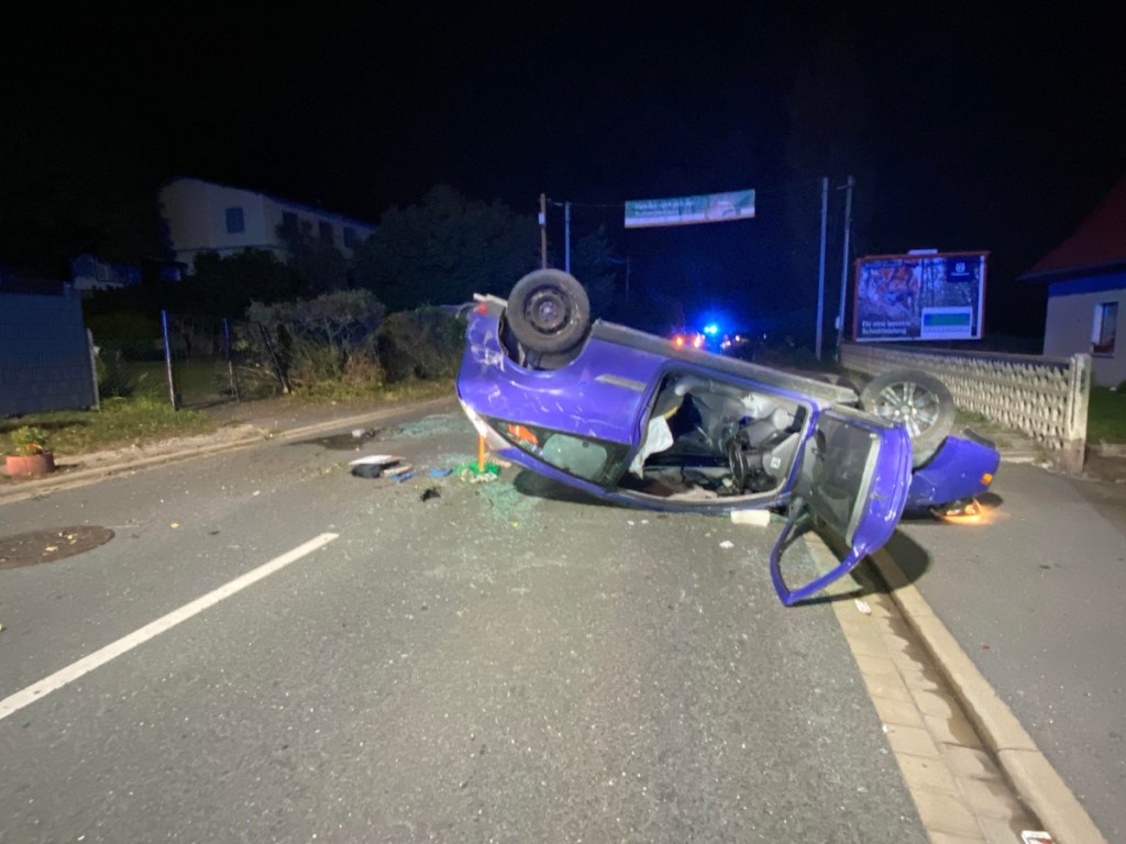 Der Ford kam nach dem Unfall in Rudolstadt auf dem Dach zum Liegen.