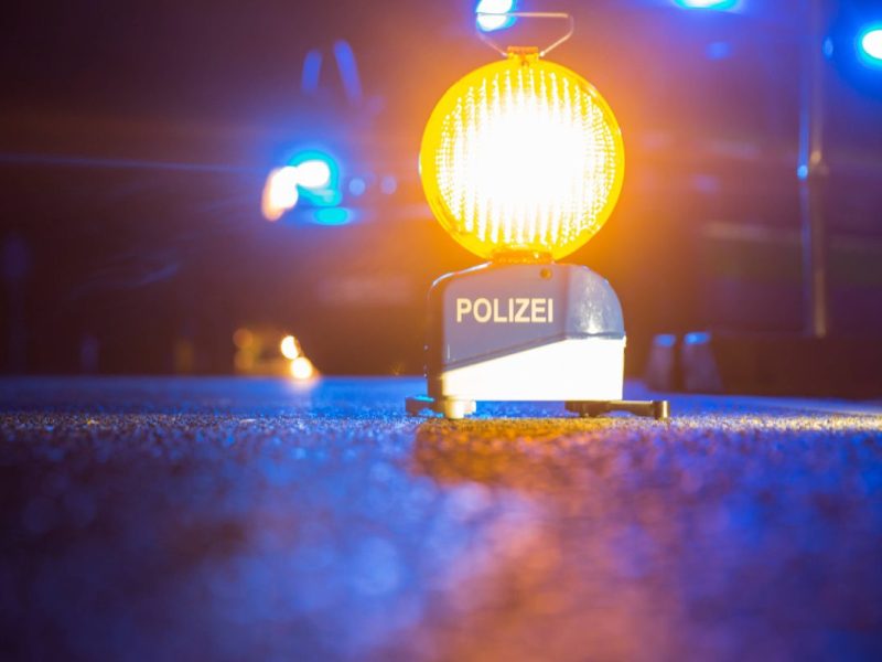 Thüringen: Stundenlange Vollsperrung! VW kracht frontal mit Lkw zusammen – eine Schwerverletzte