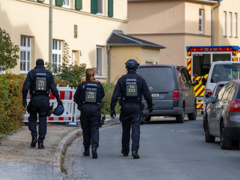 Jena: Mann wirft Böller auf Passanten! Polizei feuert zwei Schüsse ab