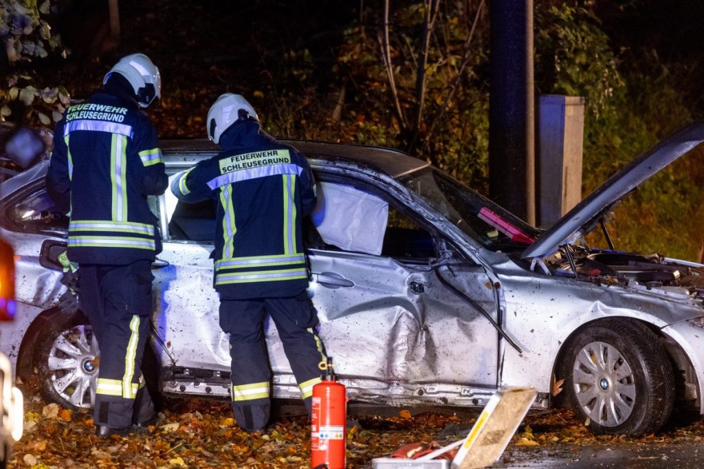 Schwerer Verkehrsunfall in Schönbrunn: 19-Jähriger verliert die Kontrolle über seinen BMW