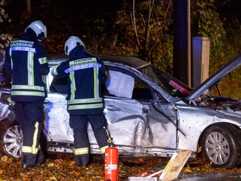 Thüringen: Schwerer Laub-Unfall! Junger BMW-Fahrer überschlägt sich mehrfach