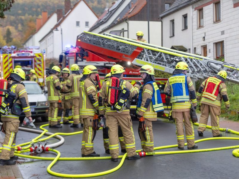 In Thüringen kam es zu einem verheerenden Wohnungsbrand in Ilmenau. Ein Mann konnte in letzter Sekunde schwerverletzt gerettet werden.