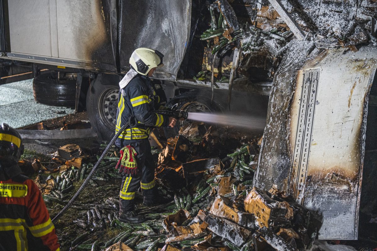 Auf der A9 in Thüringen ist ein Gurken-Laster in Flammen aufgegangen. Die Feuerwehr war schnell da und konnte Schlimmeres verhindern.