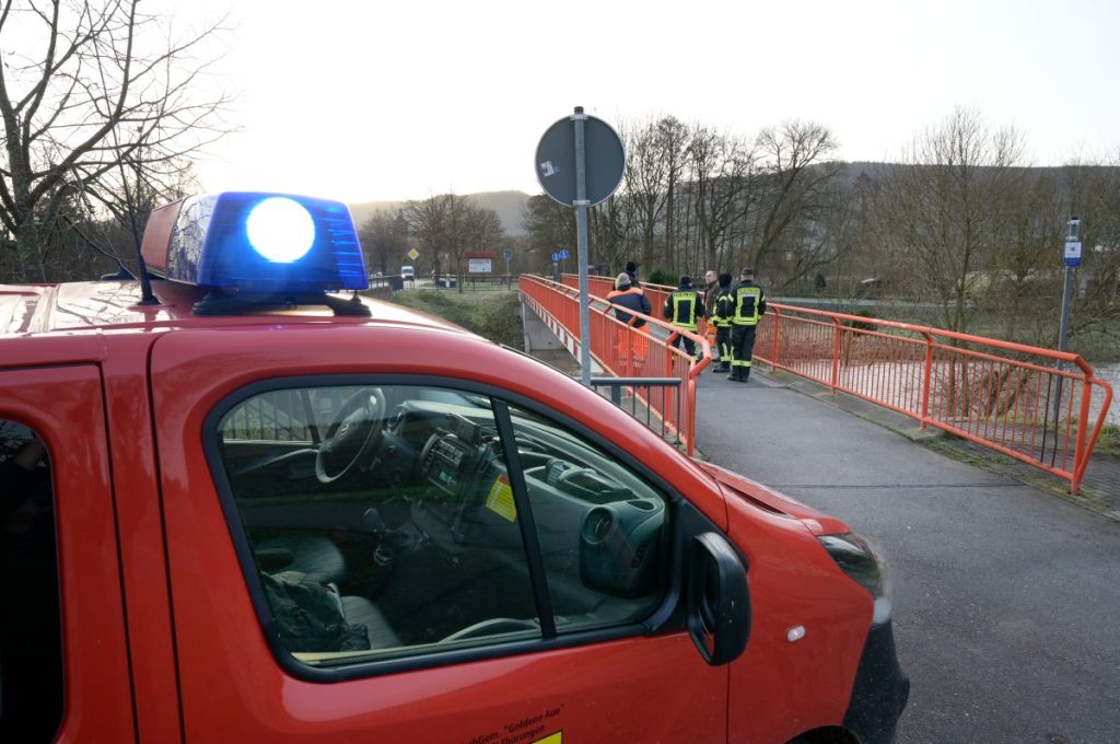 Feuerwehrleute kontrollieren den Pegel des Flüsschen Helme. Hierüber wird die Talsperre Kelbra abgelassen. Sie hat ihre maximale Kapazität erreicht. Tagelange Regenfälle und Tauwetter in den Gebirgen haben zu Hochwasser in Flüssen und Bächen geführt.