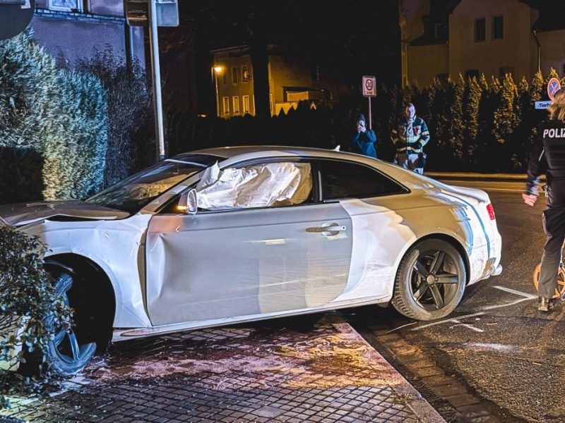 In Thüringen hat sich ein mutmaßlicher Autodieb eine wilde Verfolgungsfahrt mit der Polizei geliefert. Bis es krachte.