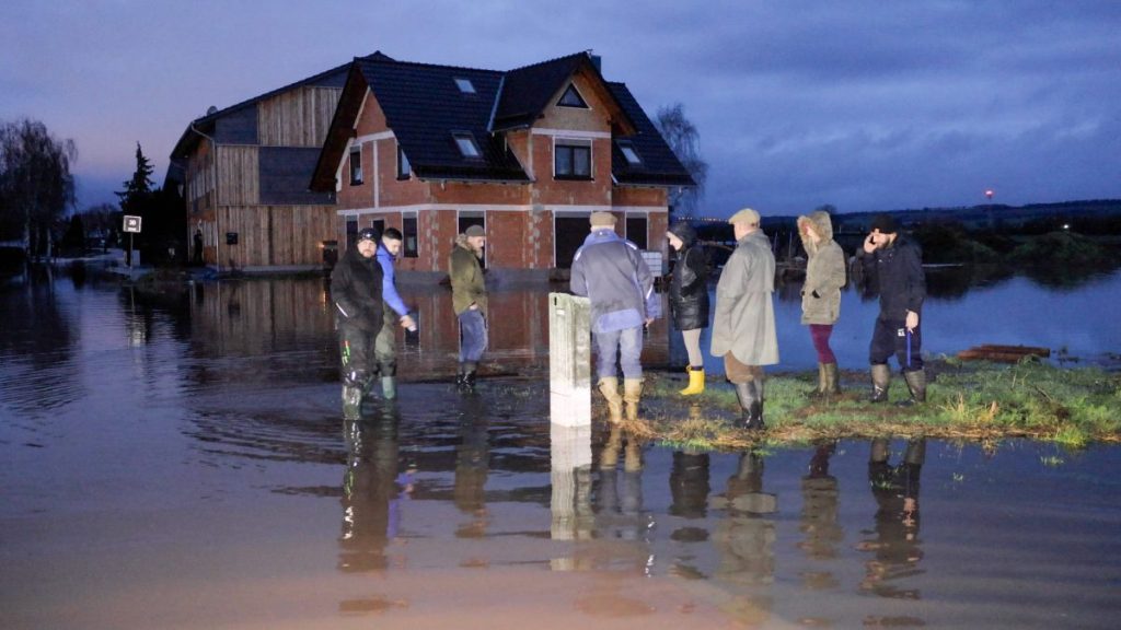 In Windehausen im Landkreis Nordhausen ist die Hochwasserlage weiterhin kritisch.