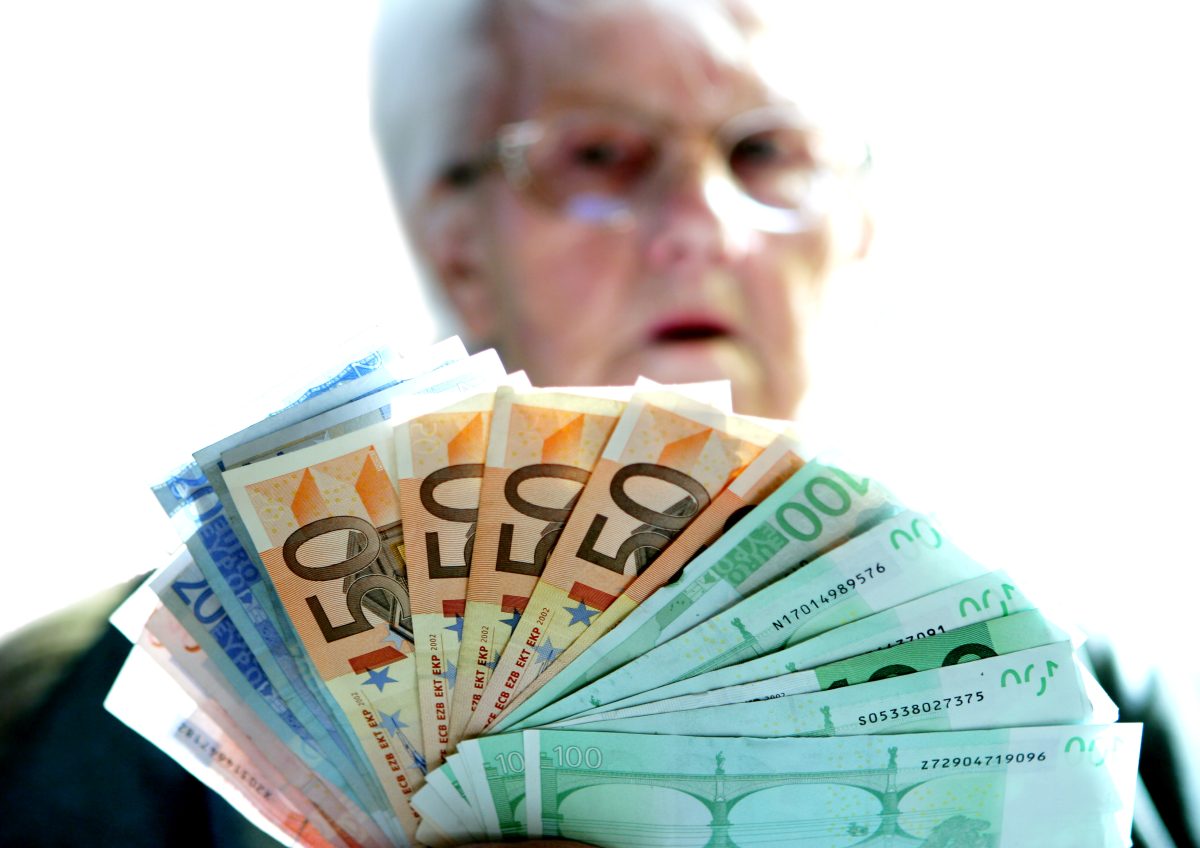 Lotto: Ältere Frau gewinnt den Jackpot. Ihr Mann ergreift drastische Maßnahme.