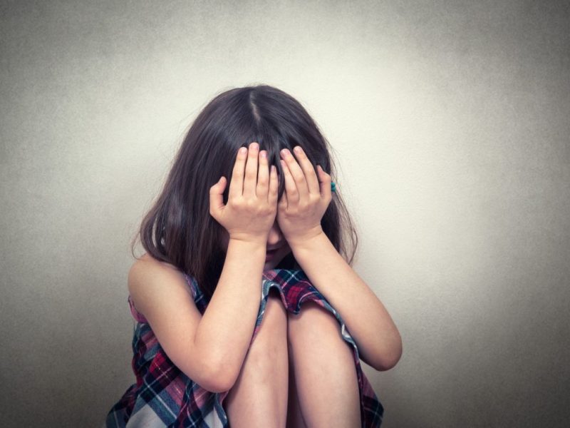 Thüringen: Albtraum im Klassenzimmer! Mädchen von Mitschülern bespuckt und bedroht