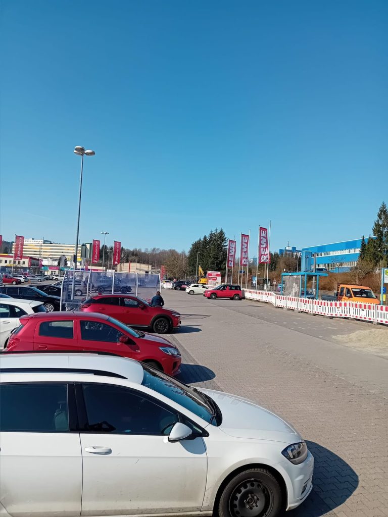 Auf dem Parkplatz des A71-Centers herrscht Verkehrs-Chaos. 