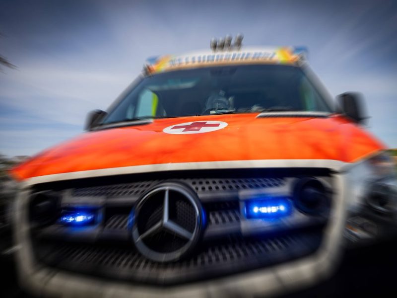 Tödlicher Unfall in Thüringen! Eine Frau hat auf einer Bundesstraße ihr Leben lassen müssen. Ihr Mann wurde schwer verletzt.