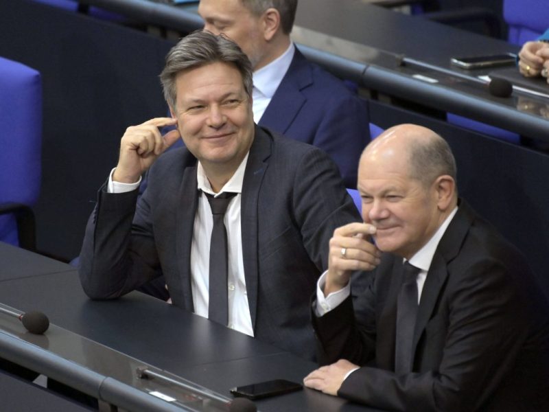 Robert Habeck und Olaf Scholz in der 149. Sitzung des Deutschen Bundestage