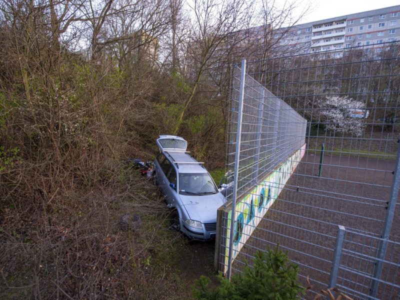 Eine Frau übte am Sonntagnachmittag mit einem Bekannten Fahrmanöver auf einem Parkplatz am Herrenberg in Erfurt. Dabei verwechselte sie vermutlich Gas und Bremse, was zu einem Unfall führte.