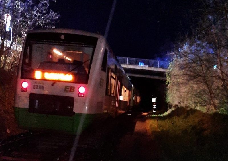 Eine Regionalbahn ist am Dienstagabend bei Pößneck (Saale-Orla-Kreis) gegen mehrere auf den Gleisen liegende Schilder gefahren.