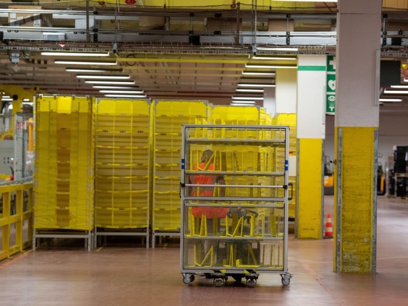 Zwei Mitarbeiter des Handessriesen Amazon nutzten ihre Position aus, um teure Elektroartikel aus Paketen zu stehlen. Einer muss nun ins Gefängnis, sein Kollege kommt mit Bewährung davon.