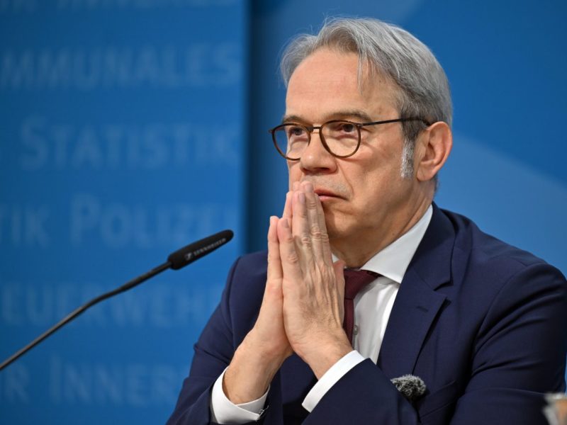 Georg Maier (SPD), Innenminister von Thüringen, stellt in einer Pressekonferenz im Thüringer Ministerium für Inneres und Kommunales die Polizeiliche Kriminalstatistik 2023 vor.