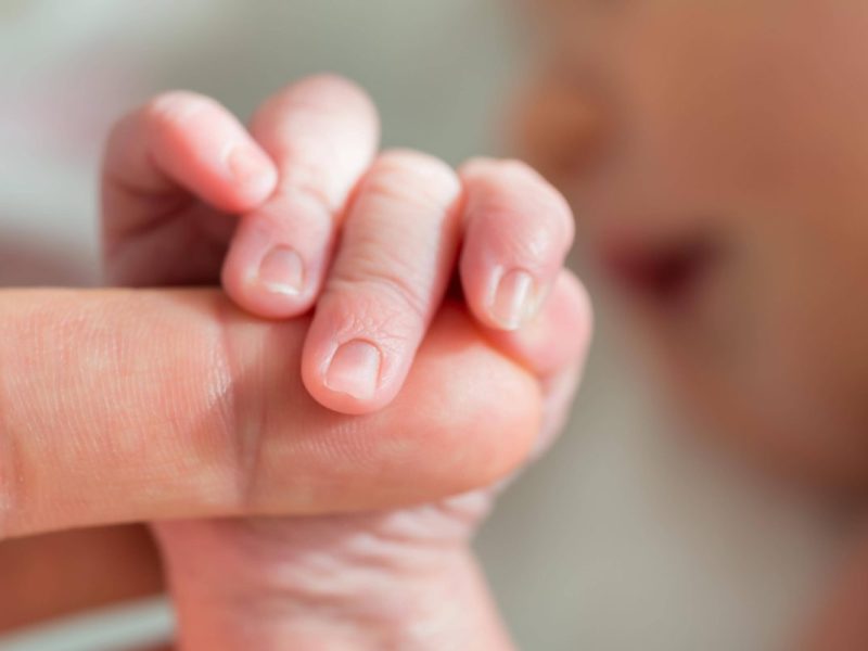 Eine Frau hat sich entschieden, ihr Baby in eine Babyklappe zu legen. Das Kleine hat Blut verloren und ist unterkühlt. Alles muss schnell gehen.