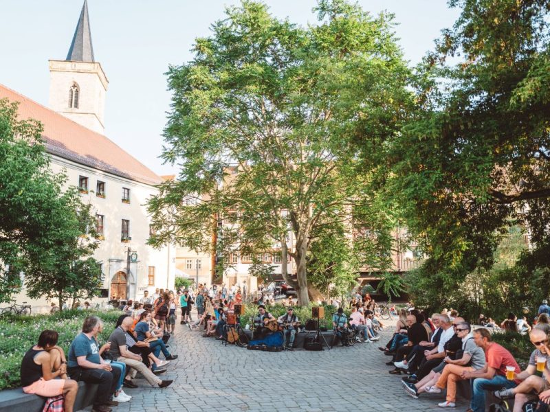 Erfurt: Touristen reiben sich die Augen! Plötzlich gibt ER ein spontanes Konzert