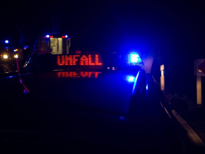 In Greiz (Thüringen) hat ein Autofahrer bei einem Unfall sein Leben verloren. Er krachte am frühen Morgen gegen eine Hauswand.
