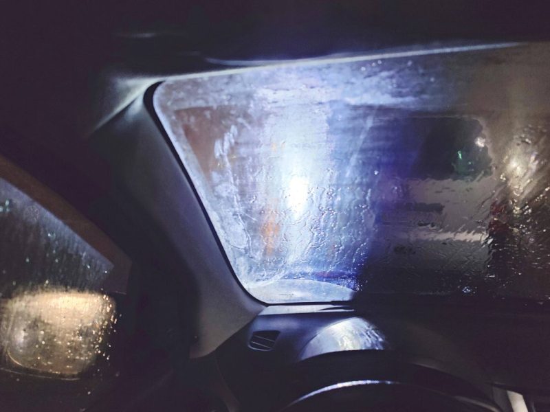 In Thüringen haben Unbekannte Steine auf Autos geworfen.