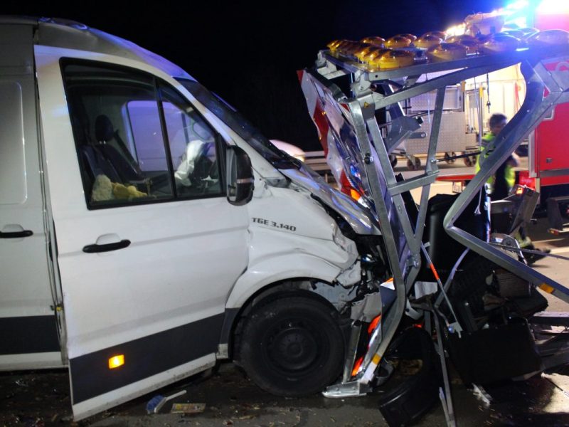 A9 in Thüringen: Transporter räumt Schilderwagen ab! Zwei Männer landen im Krankenhaus
