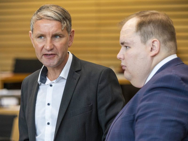 Torben Braga (rechts, AfD) und Björn Höcke (AfD).