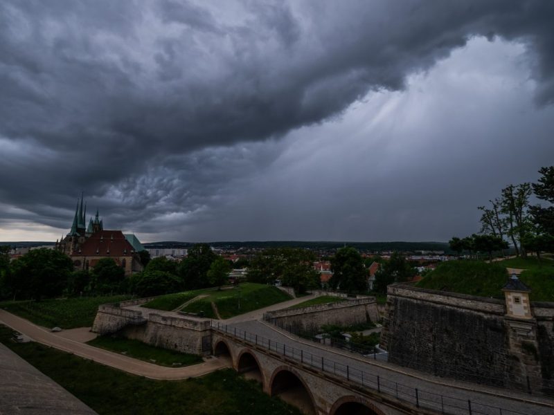 Eine Regenfront zieht am Abend über die Landeshauptstadt Erfurt.