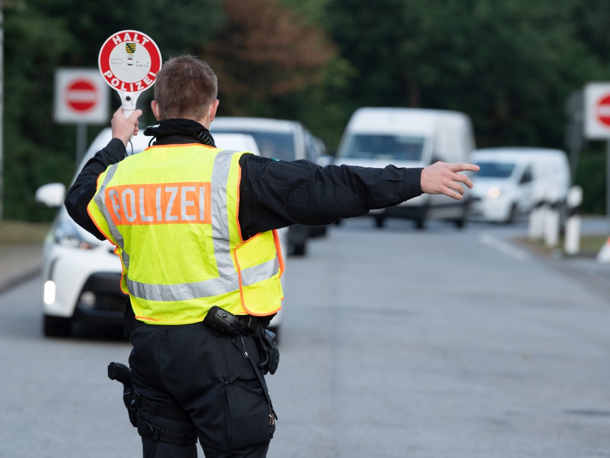 Ein Polizist steht im Rahmen eines Kontrolleinsatzes der Polizeidirektion Görlitz mit einer Winkerkelle auf dem Autobahn-Parkplatz «Löbauer Wasser» an der Autobahn