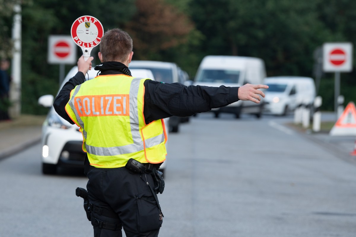 Ein Polizist steht im Rahmen eines Kontrolleinsatzes der Polizeidirektion Görlitz mit einer Winkerkelle auf dem Autobahn-Parkplatz «Löbauer Wasser» an der Autobahn