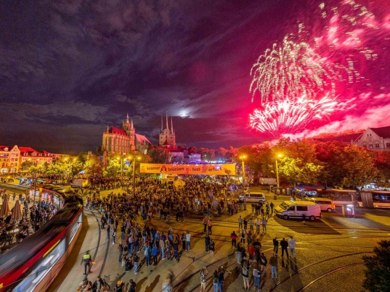 Petrus meint es gut mit Erfurt. Pünktlich zum Start des 47. Krämerbrückenfestes am Samstag, verzog sich der Regen und die Sonne zeigt sich von ihrer besten Seiten. Abschluß und Highlight war das knapp neun Minuten lange Feuerwerk.