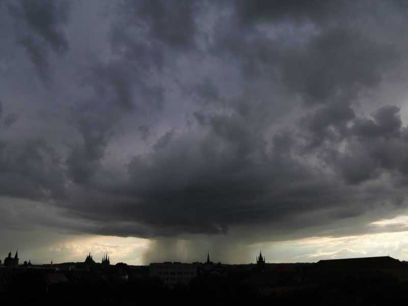 Graue statt rosige Aussichten für Thüringen: Das Wetter will sich einfach nicht auf Sommer umstellen. Was wiederum Folgen hat...