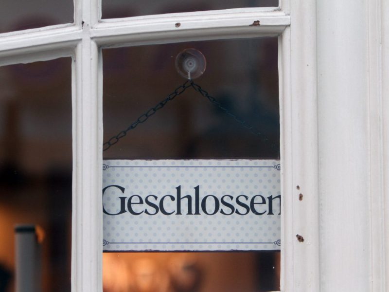 Geschlossen-Schild in Tür