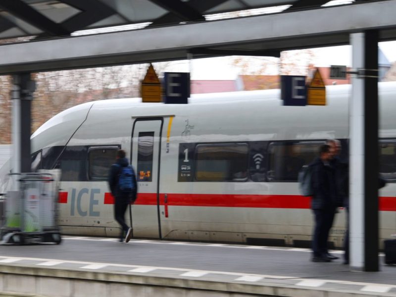 In Thüringen legt ein Böschungsbrand den Zugverkehr lahm. (Archivbild)