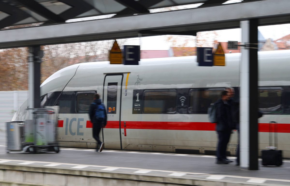 In Thüringen legt ein Böschungsbrand den Zugverkehr lahm. (Archivbild)