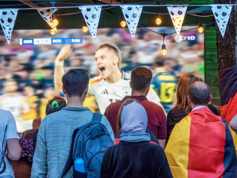 Bei einem Public Viewing in Thüringen wird ein Mann verletzt. Ein anderer soll ihm eine heftige Kopfnuss verpasst haben.