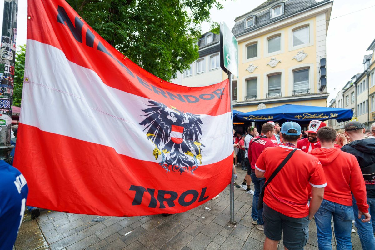 Beindruckende Bilder! Schon weit vor dem Anpfiff der Partie Österreich - Frankreich machten beide Fanlager ordentlich Stimmung.