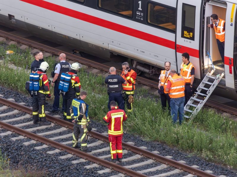 Die Tunnelbasiseinheit, bestehend aus Feuerwehr, Rettungsdienst und Polizei, wurde alarmiert.