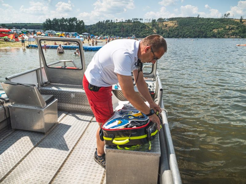 Marcus Stephan von der DRK Wasserwacht im Saale-Orla-Kreis überprüft den Rettungsrucksack auf dem Boot. Bei Temperaturen über 30 Grad zog es am Samstag viele Besucher an den Saalburg-Beach.