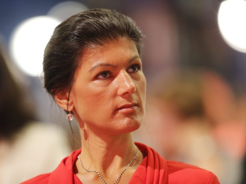 Sahra Wagenknecht fordert eine Rentenreform! Besonders Rentner in Ostdeutschland schneiden schlecht ab, was Wagenknecht als politischen Skandal bezeichnet.