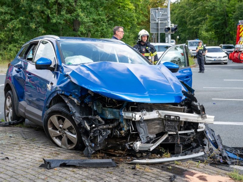 Gegen 9.40 Uhr kam es in Weimar auf der Bundesstraße 7 Kreuzung Ettersburger Straße zu einem schweren Verkehrsunfall.