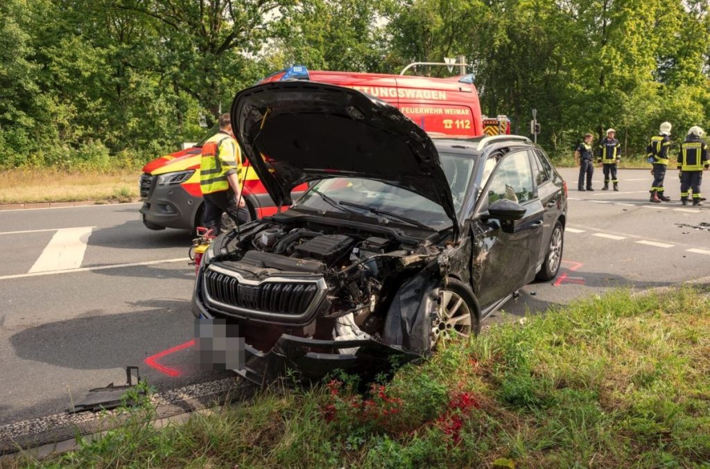 Die Fahrerin dieses Autos übersah offenbar ein Schild – oder ein Auto.