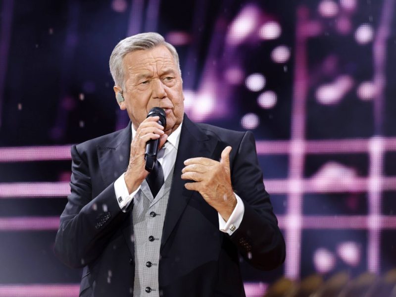 Sänger Roland Kaiser bei seinem Konzert im RheinEnergieStadion in Köln.