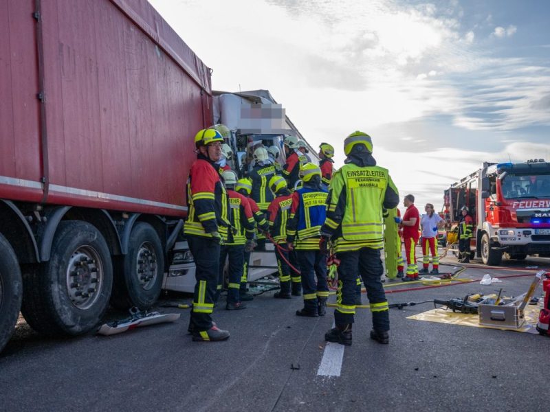 Ein Lkw-Fahrer ist auf der A4 in Thüringen schwer verunglückt.